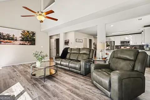 Living - 994 Lakeview Dr, Commerce, GA 30529 photo 3 of 3