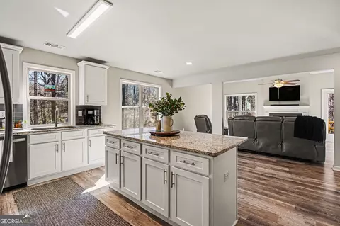 Kitchen - 994 Lakeview Dr, Commerce, GA 30529 photo 4 of 4