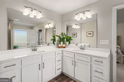 Bath - 994 Lakeview Dr, Commerce, GA 30529 photo 2 of 6