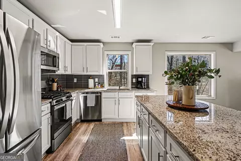 Kitchen - 994 Lakeview Dr, Commerce, GA 30529 photo 3 of 4
