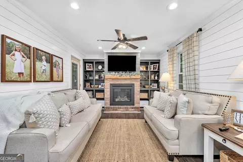 Living - 606 Spring St, Washington, GA 30673 photo 1 of 2
