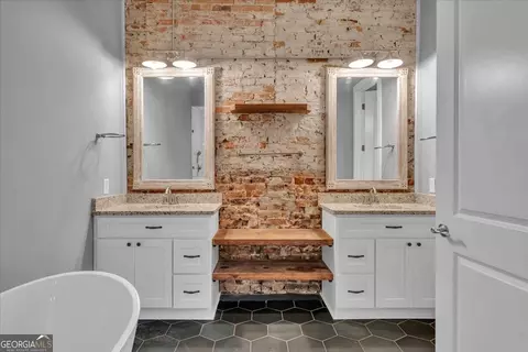 Bath - 565 Poplar St, Macon, GA 31210 photo 3 of 11