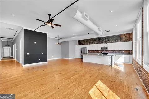 Living - 565 Poplar St, Macon, GA 31210 photo 2 of 9