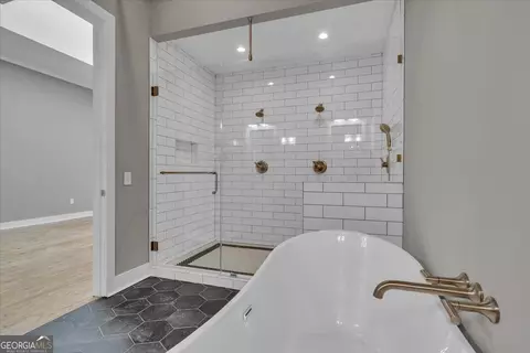 Bath - 565 Poplar St, Macon, GA 31210 photo 4 of 11