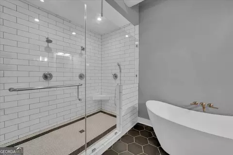 Bath - 565 Poplar St, Macon, GA 31210 photo 2 of 11