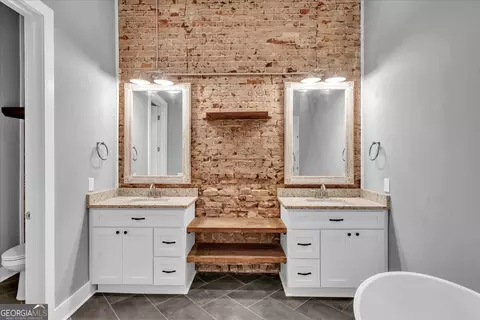 Bath - 565 Poplar St, Macon, GA 31210 photo 7 of 11