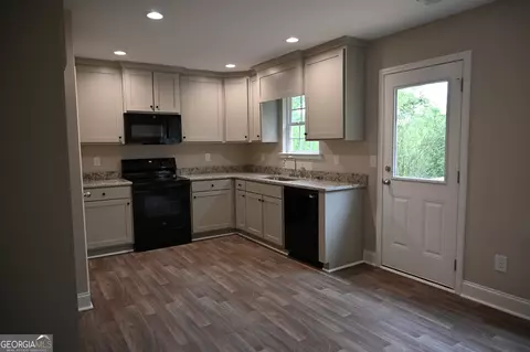 Kitchen - 256 Canyon Point Dr, Demorest, GA 30535 photo 3 of 3