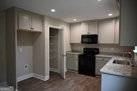 Kitchen - 256 Canyon Point Dr, Demorest, GA 30535 photo 2 of 3