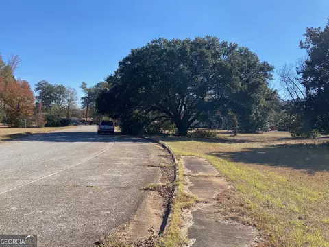 801 Chamlee Dr, Fort Valley, GA 31030