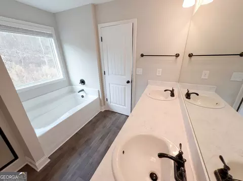 Bath - 951 Oconee Ln, Commerce, GA 30529 photo 2 of 6