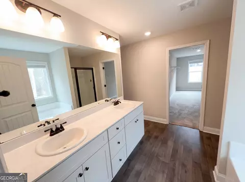 Bath - 951 Oconee Ln, Commerce, GA 30529 photo 1 of 6