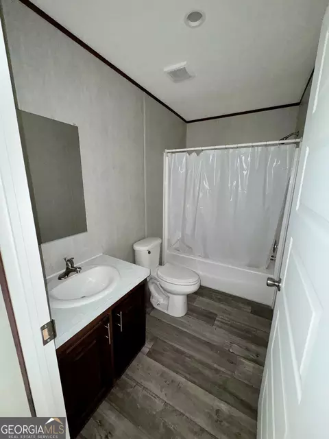Bath - 420 Mosley Bridge Rd, Claxton, GA 30417 photo 4 of 5
