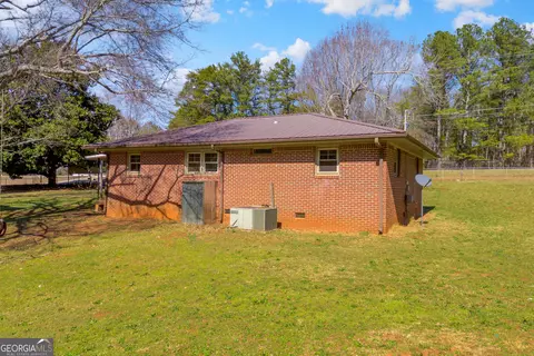 Exterior - 900 Defoor Rd, Toccoa, GA 30577 photo 13 of 16
