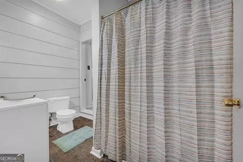 Bath - 900 Defoor Rd, Toccoa, GA 30577 photo 2 of 4