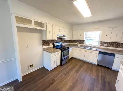 Kitchen - 25 Buckeye Cir, Covington, GA 30016 photo 2 of 3