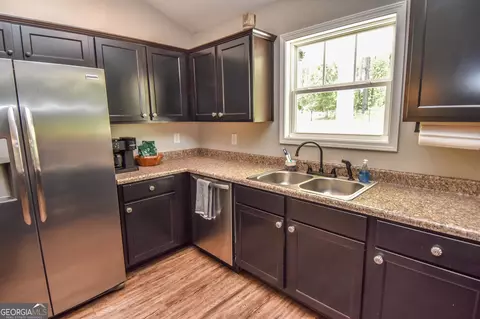 Kitchen - 111 Needleleaf Ct, Barnesville, GA 30204 photo 5 of 6