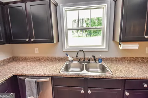 Kitchen - 111 Needleleaf Ct, Barnesville, GA 30204 photo 6 of 6