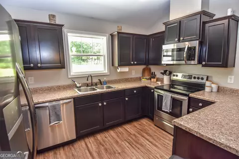 Kitchen - 111 Needleleaf Ct, Barnesville, GA 30204 photo 2 of 6