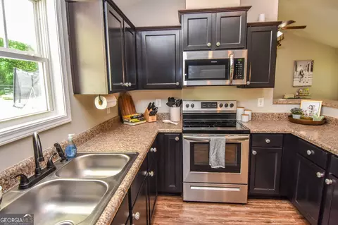 Kitchen - 111 Needleleaf Ct, Barnesville, GA 30204 photo 4 of 6