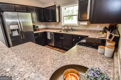 Kitchen - 111 Needleleaf Ct, Barnesville, GA 30204 photo 3 of 6