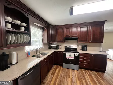 Kitchen - 253 Mcdilda Dr, Lyons, GA 30436 photo 2 of 2