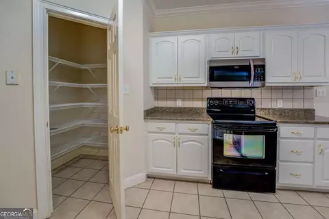 Kitchen - 212 Willow Ridge Ln, Jackson, GA 30233 photo 4 of 6