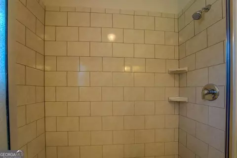Bath - 212 Willow Ridge Ln, Jackson, GA 30233 photo 2 of 3