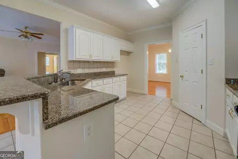 Kitchen - 212 Willow Ridge Ln, Jackson, GA 30233 photo 5 of 6