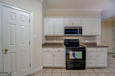 Kitchen - 212 Willow Ridge Ln, Jackson, GA 30233 photo 2 of 6