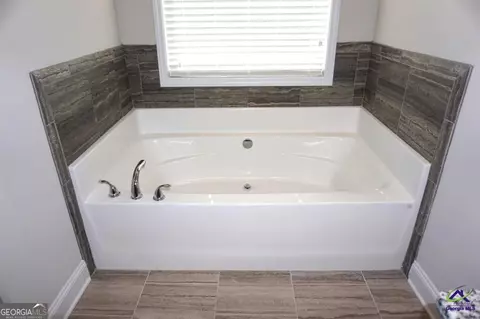 Bath - 121 Bluecoat Trl, Byron, GA 31008 photo 3 of 6