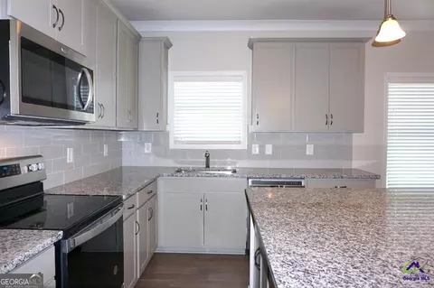Kitchen - 121 Bluecoat Trl, Byron, GA 31008 photo 2 of 6
