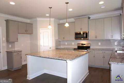Kitchen - 121 Bluecoat Trl, Byron, GA 31008 photo 4 of 6