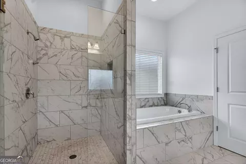 Bath - 209 Grace Ct, Lagrange, GA 30241 photo 2 of 6