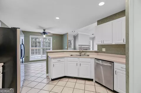 Kitchen - 166 Lakemont Dr, Lagrange, GA 30240 photo 2 of 3