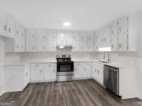 Kitchen - 239 Farmbrook Pkwy, Stockbridge, GA 30281 photo 1 of 3