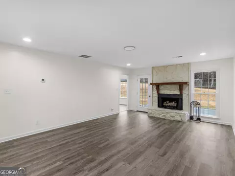 Living - 239 Farmbrook Pkwy, Stockbridge, GA 30281 photo 2 of 3