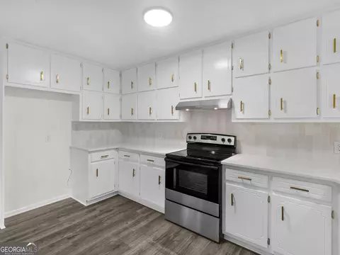 Kitchen - 239 Farmbrook Pkwy, Stockbridge, GA 30281 photo 2 of 3