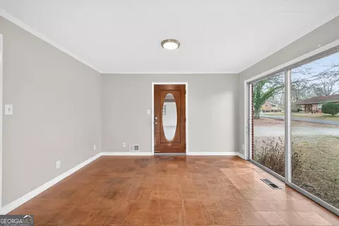 Living - 236 6th Ave, Winder, GA 30680 photo 4 of 8