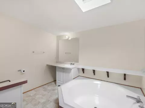 Bath - 245 Brooks Rd, Jackson, GA 30233 photo 4 of 5