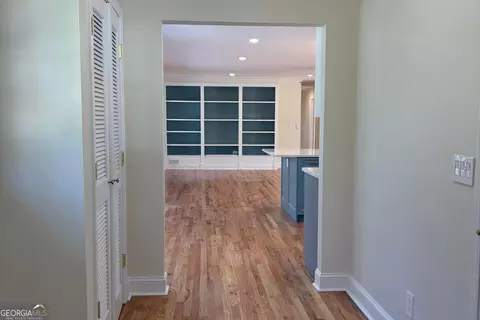 Entry Way - 301 E Valley Dr, Marietta, GA 30068 photo 2 of 2