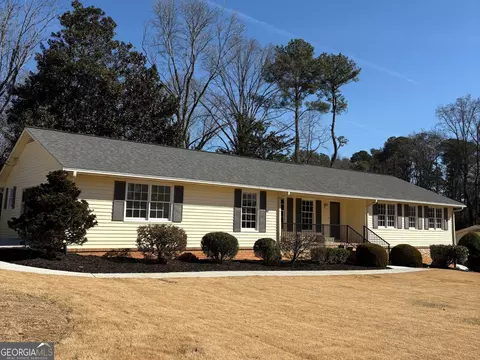 Exterior - 301 E Valley Dr, Marietta, GA 30068 photo 2 of 4