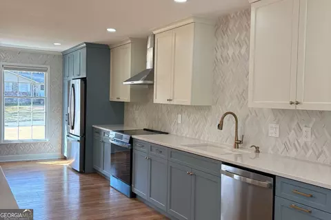 Kitchen - 301 E Valley Dr, Marietta, GA 30068 photo 2 of 10
