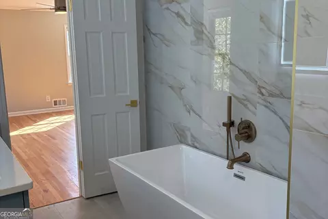 Bath - 301 E Valley Dr, Marietta, GA 30068 photo 6 of 9