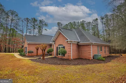 202 Winding Lake Dr, Hamilton, GA 31811