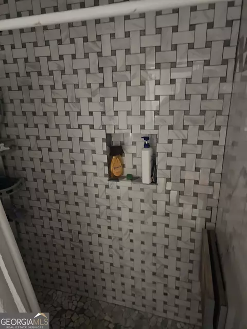 Bath - 215 Carl Parker Rd, Hampton, GA 30228 photo 2 of 3