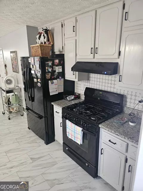 Kitchen - 215 Carl Parker Rd, Hampton, GA 30228 photo 2 of 2