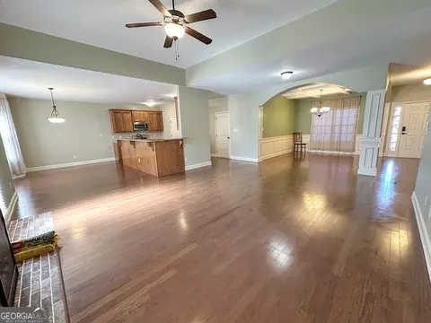 Living - 130 Hamilton Lake Dr, Lagrange, GA 30241 photo 4 of 7