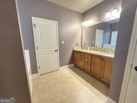 Bath - 130 Hamilton Lake Dr, Lagrange, GA 30241 photo 3 of 5