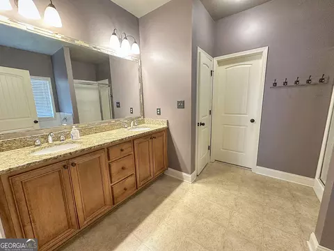 Bath - 130 Hamilton Lake Dr, Lagrange, GA 30241 photo 2 of 5