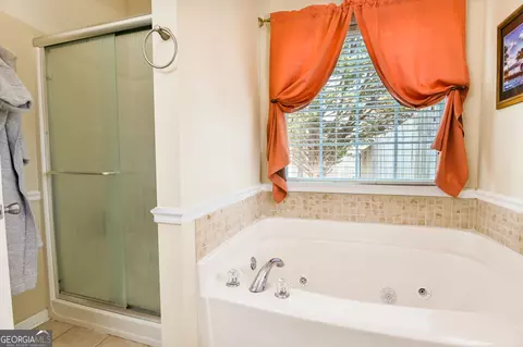 Bath - 105 Edinburgh Ln, Covington, GA 30016 photo 2 of 6